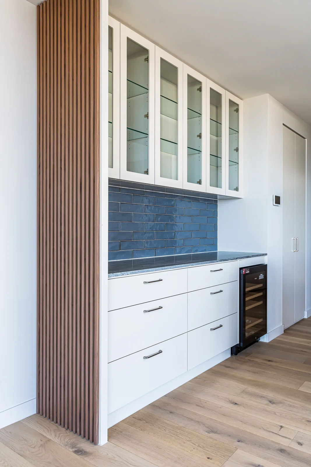 custom-butlers-pantry-glass-cabinets-brisbane